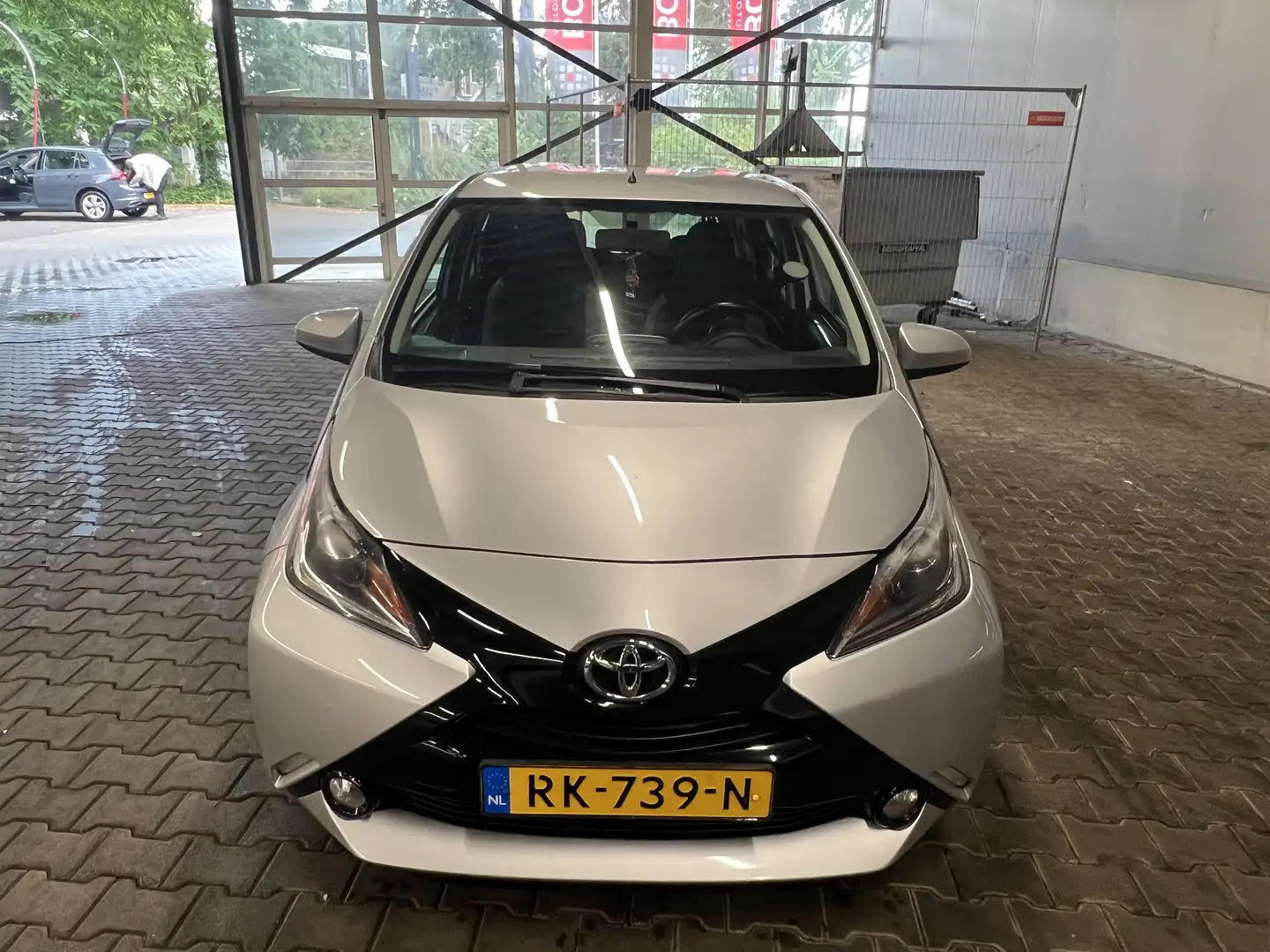 Toyota Aygo 1.0 VVT-i x-play Grijs - 1