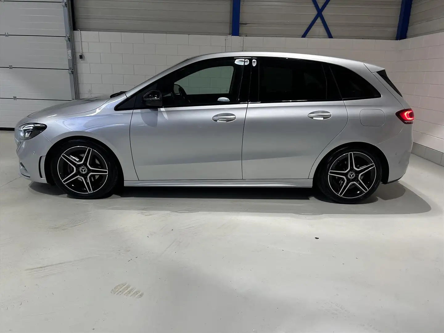 Mercedes-Benz B 180 B180 AUT7 136pk AMG-Line, Afn Trekhaak, Carplay Gris - 2