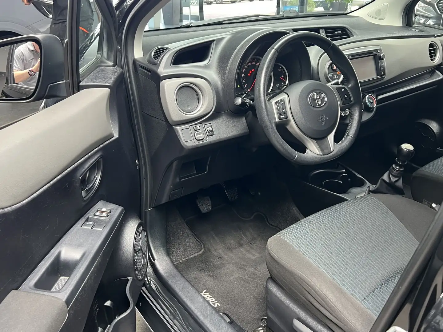 Toyota Yaris Life Kamera Bluetooth TÜV 03/27 Schwarz - 2