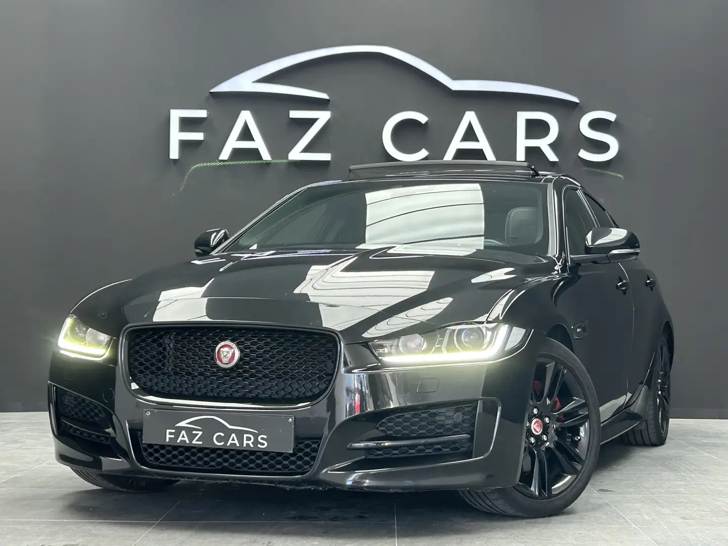 Jaguar XE 2.0 D AWD R-Sport * XENON + GPS + T.PANO + CAMERA* Black - 1
