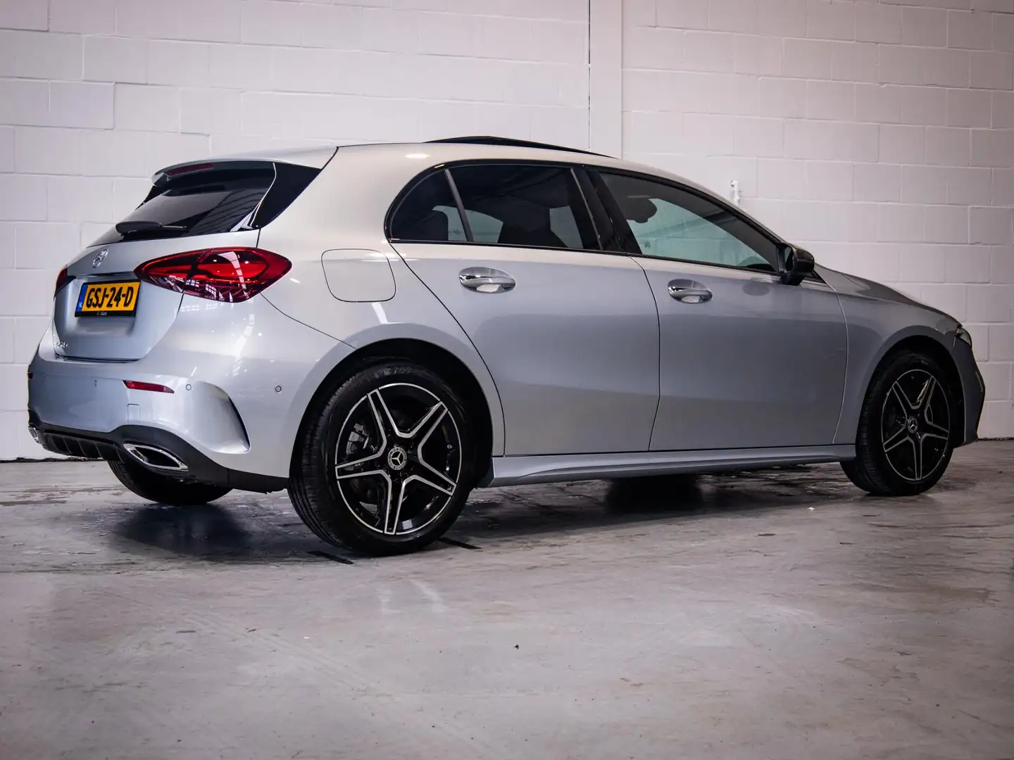 Mercedes-Benz A 250 Hatchback e Star Edition AMG Line Panorama dak Grijs - 2