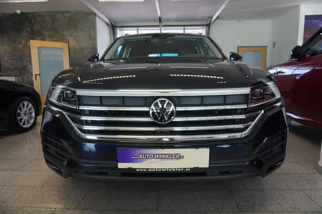 Volkswagen Touareg view 2
