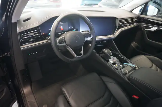 Volkswagen Touareg view 7