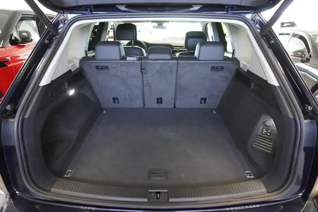 Volkswagen Touareg view 10