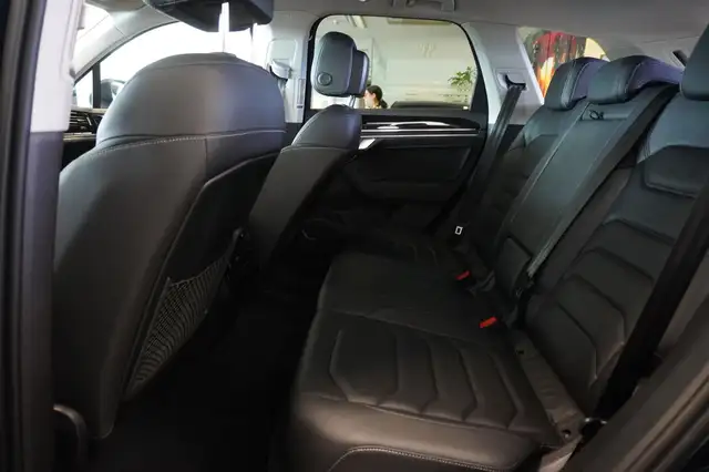 Volkswagen Touareg view 9