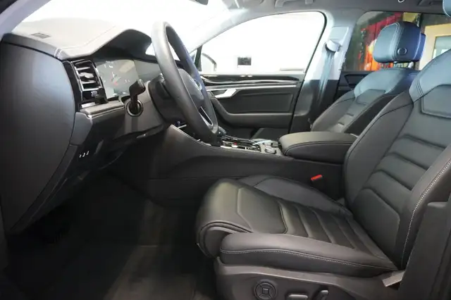 Volkswagen Touareg view 8