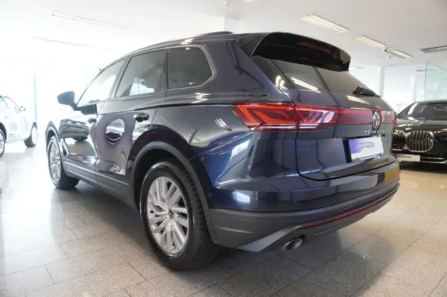 Volkswagen Touareg view 5