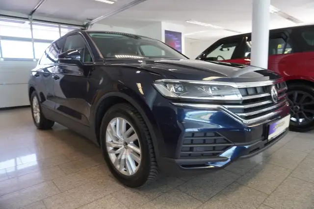 Volkswagen Touareg view 3