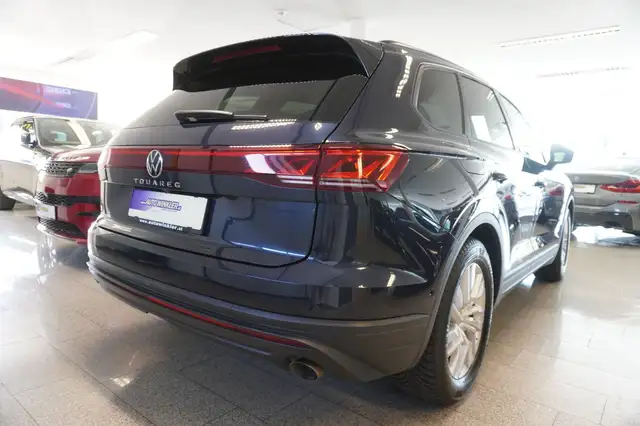 Volkswagen Touareg view 6