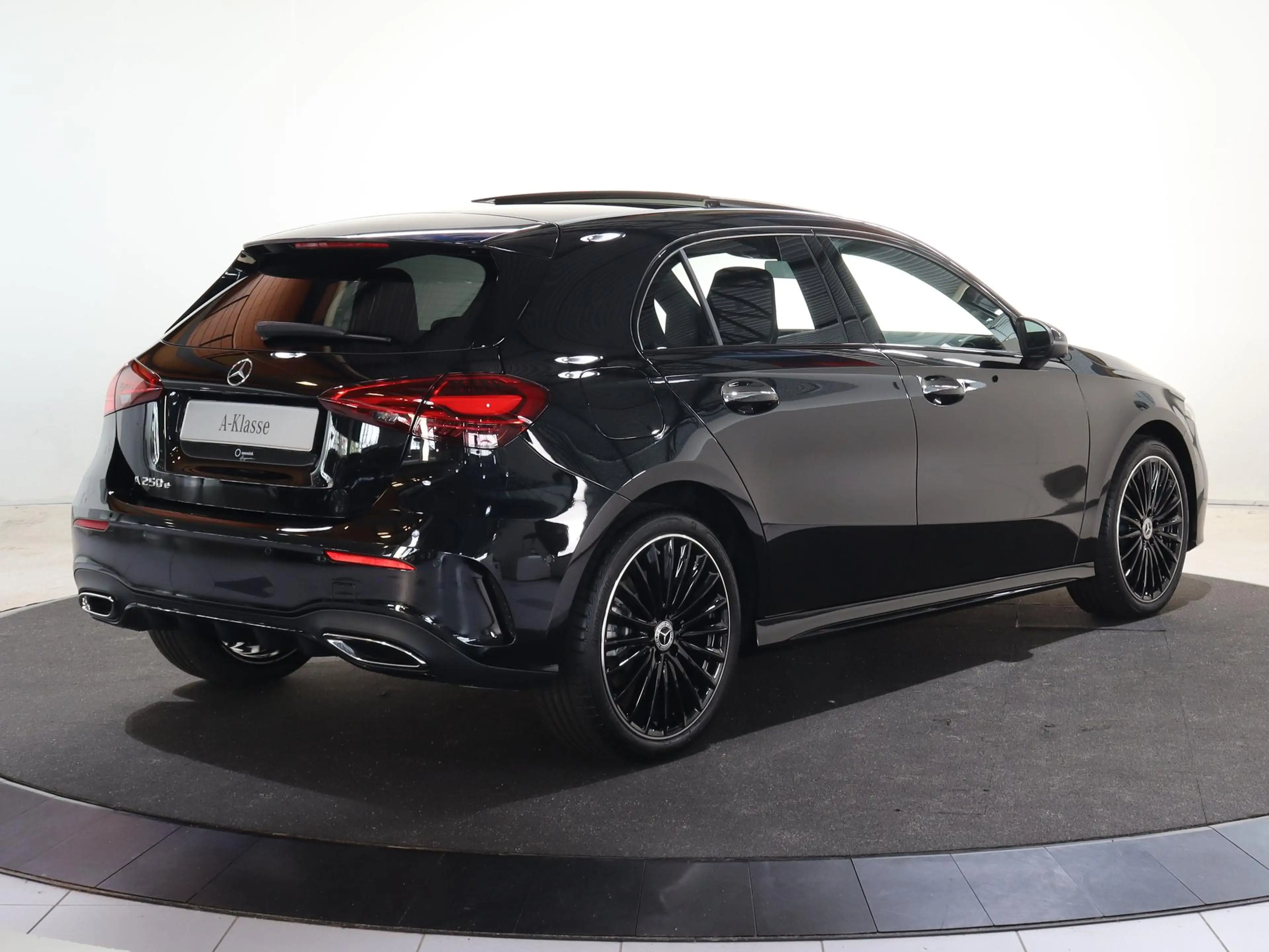 Mercedes-Benz A 250 e Business Solution AMG | Panoramaschuifdak | Prem — photo 2