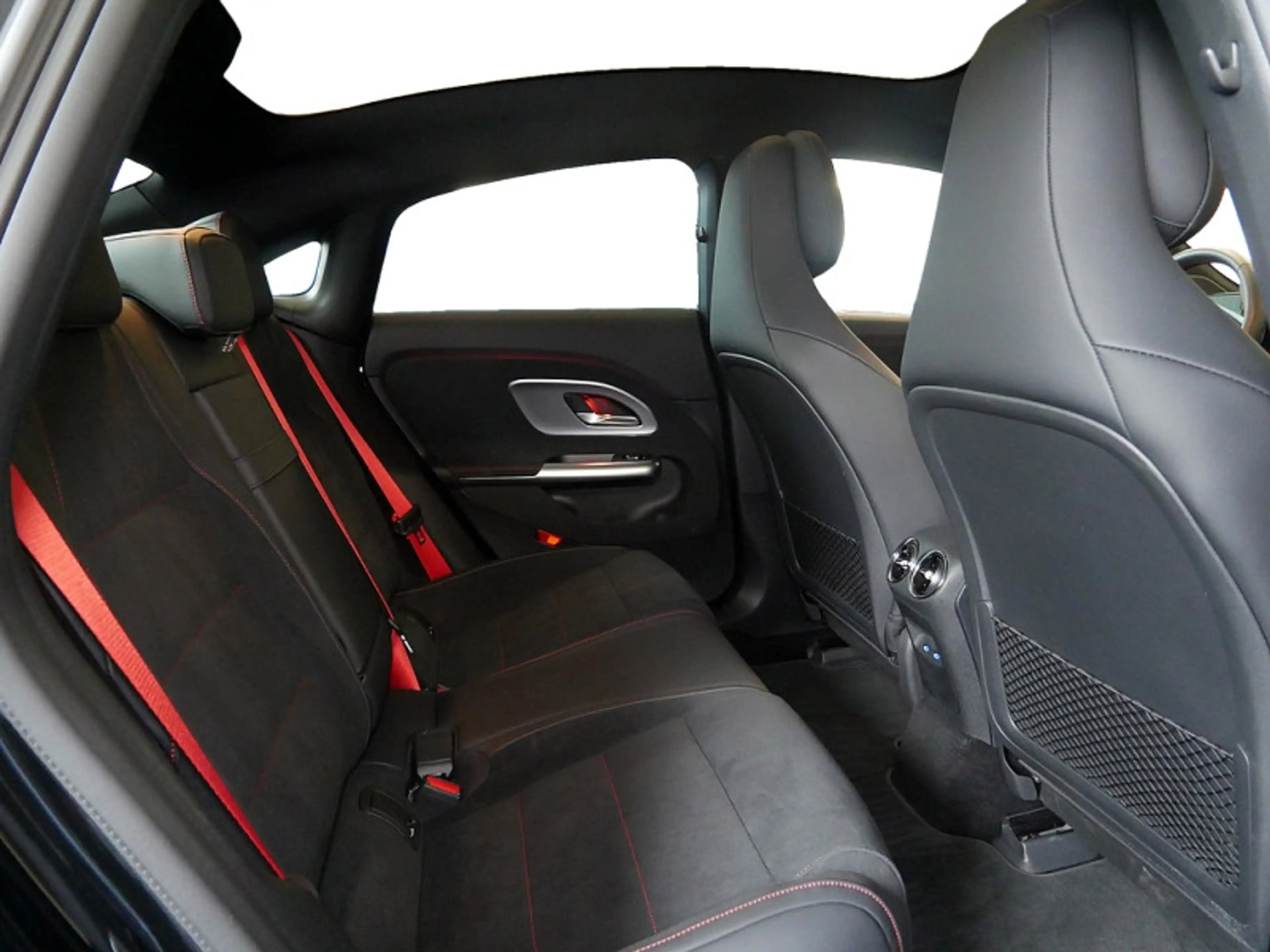 Mercedes-Benz CLA 250 + EQ , AMG NIGHT PREMIUM MEMO DISTR PANO — photo 8