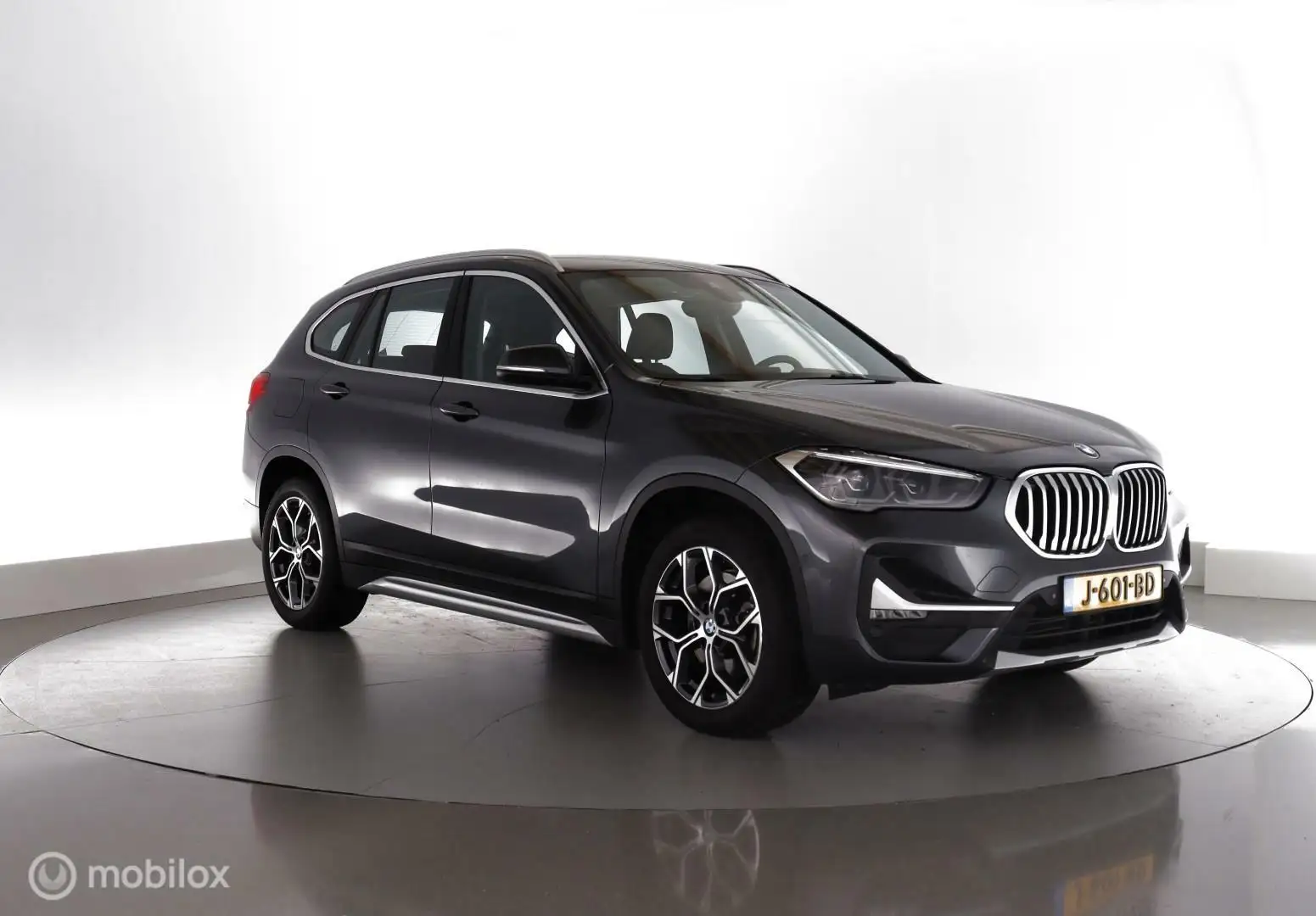 BMW X1 sDrive20i 192PK VDL Nedcar Edition led|leer|hud|ca Grijs - 2