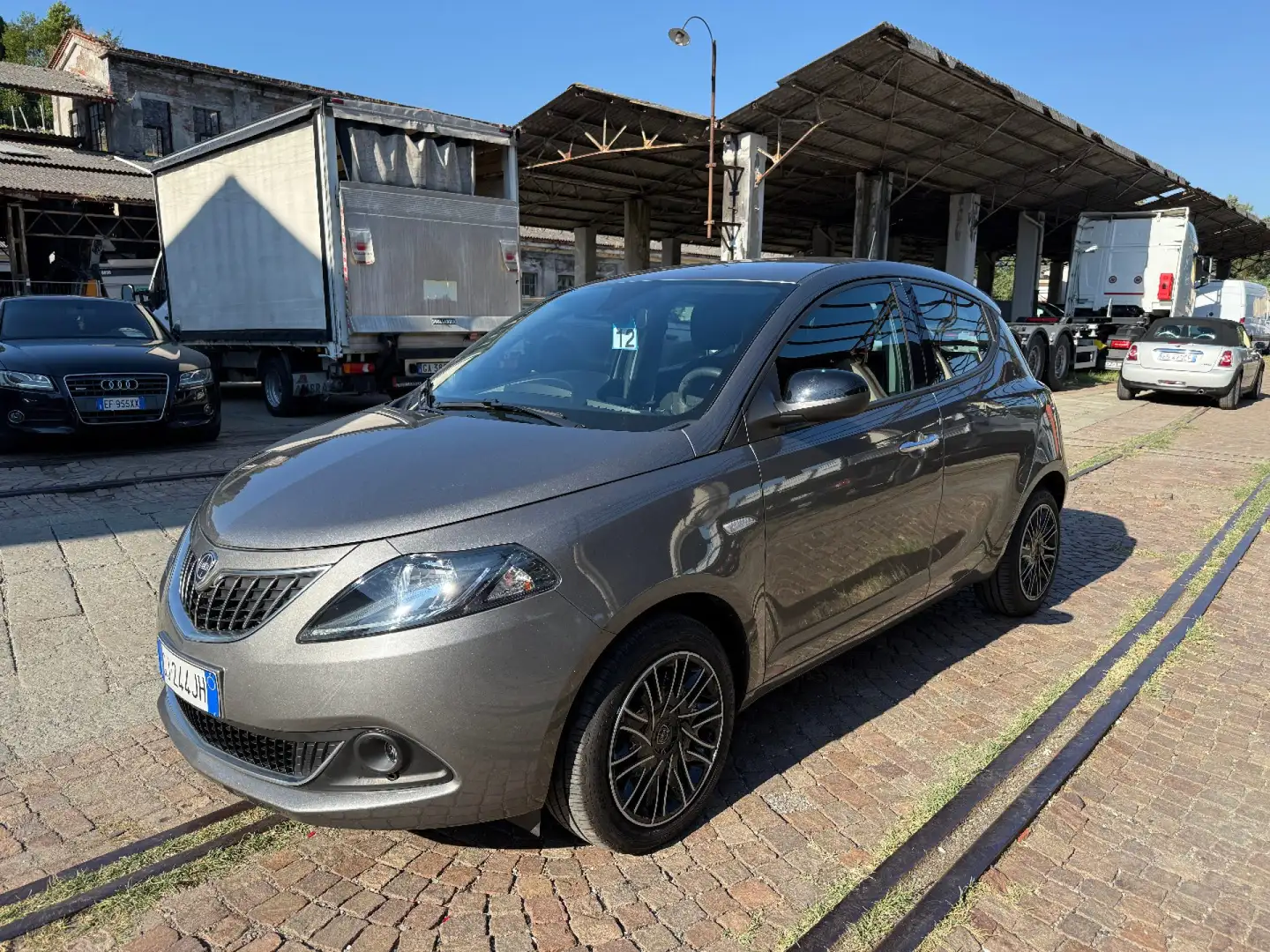 Lancia Ypsilon 1.0 FireFly 5 porte S&S Hybrid Ecochic Gold Gris - 1