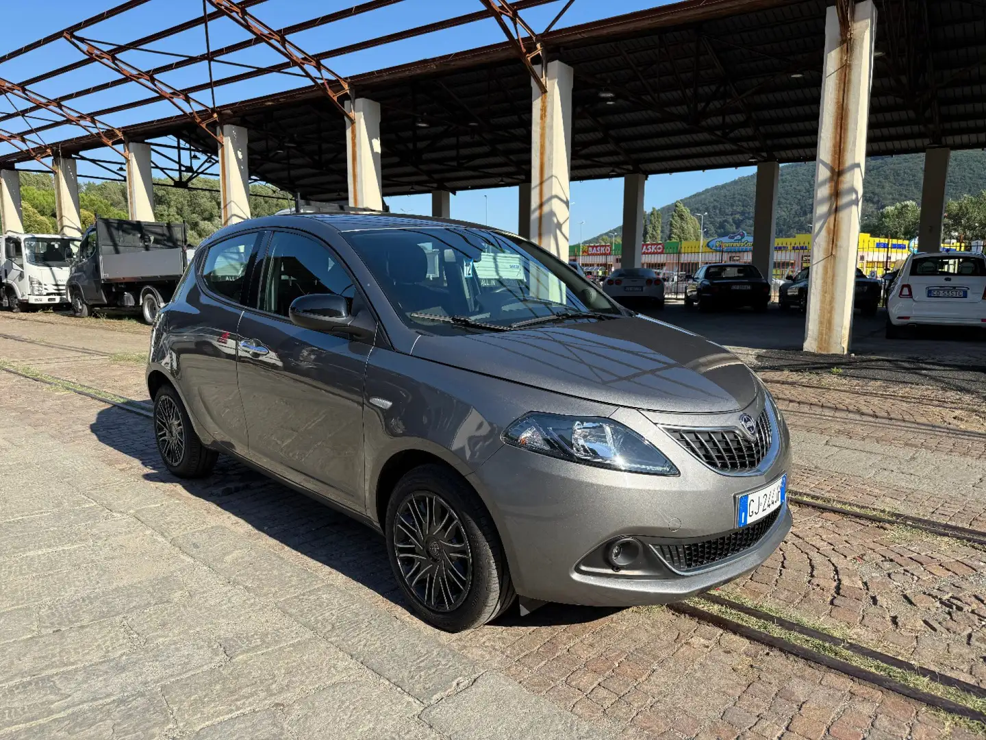 Lancia Ypsilon 1.0 FireFly 5 porte S&S Hybrid Ecochic Gold Gris - 2