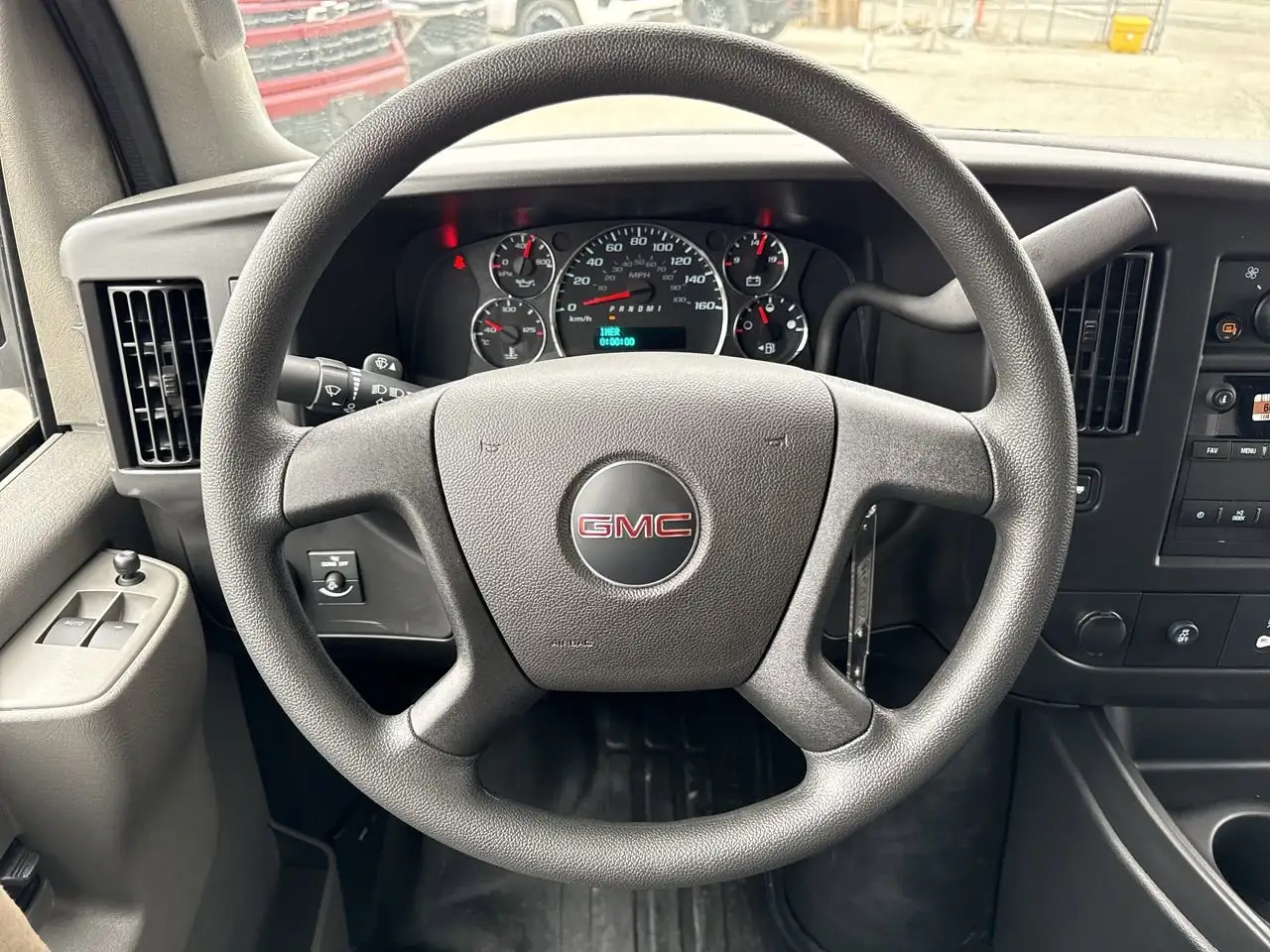 GMC Savana снимка GMC Savana