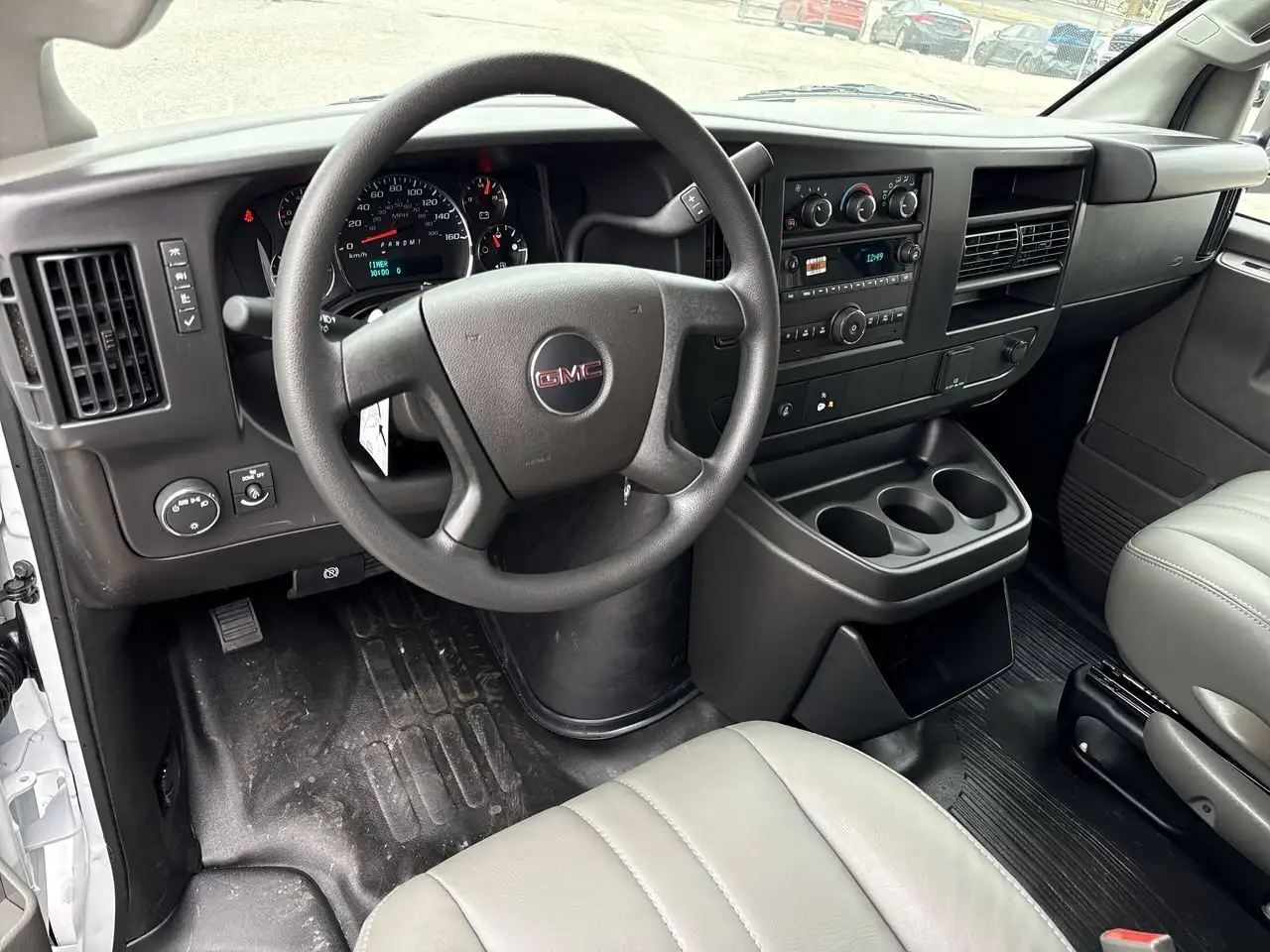 GMC Savana снимка GMC Savana