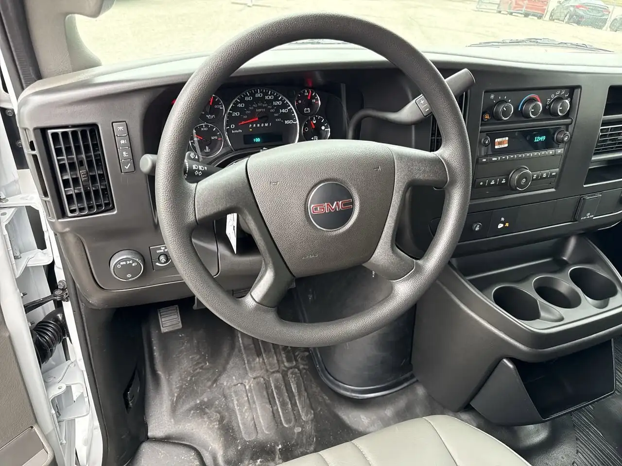 GMC Savana снимка GMC Savana