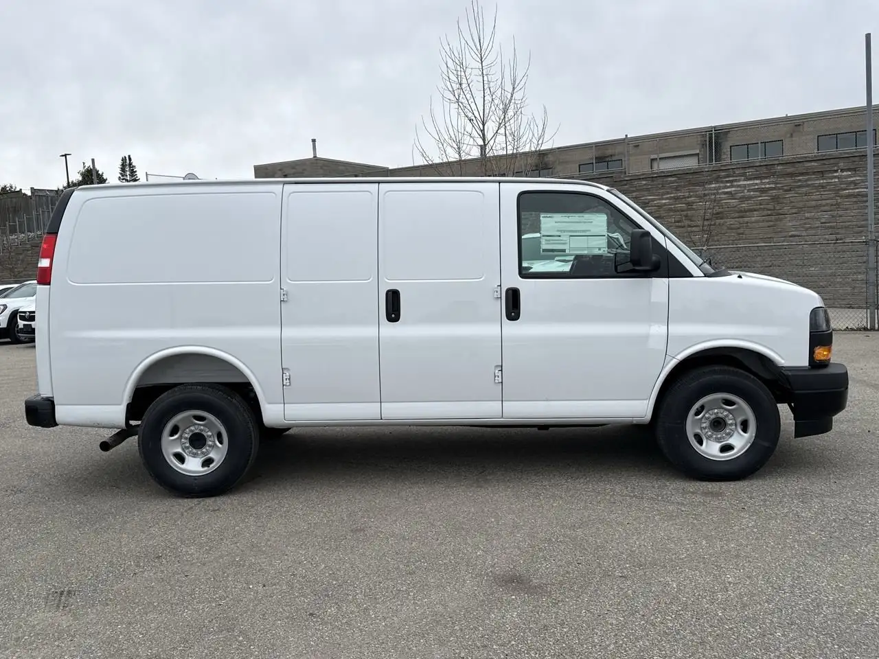GMC Savana снимка GMC Savana