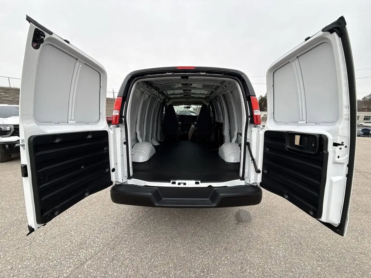 GMC Savana снимка GMC Savana