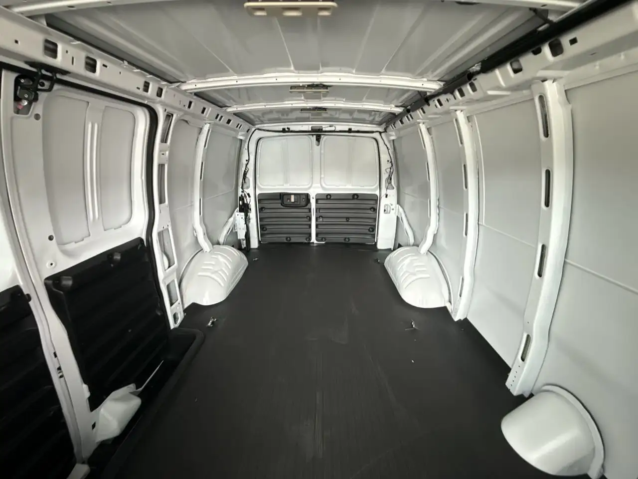 GMC Savana снимка GMC Savana