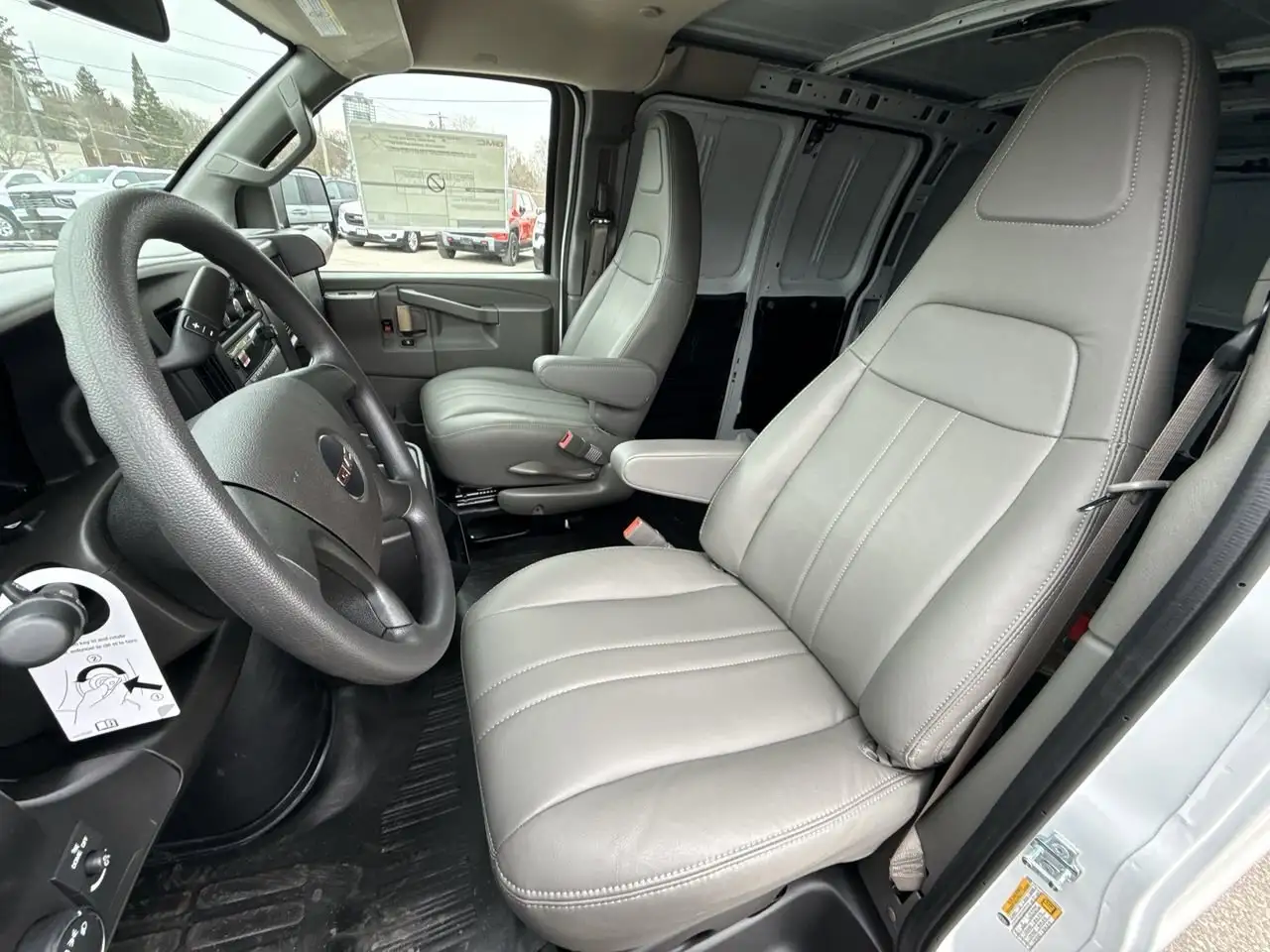 GMC Savana снимка GMC Savana