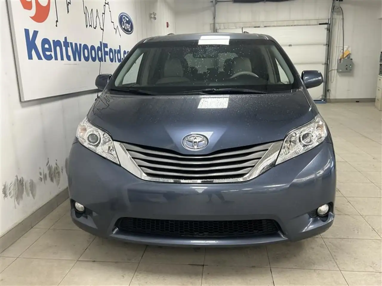 Toyota Sienna снимка Toyota Sienna