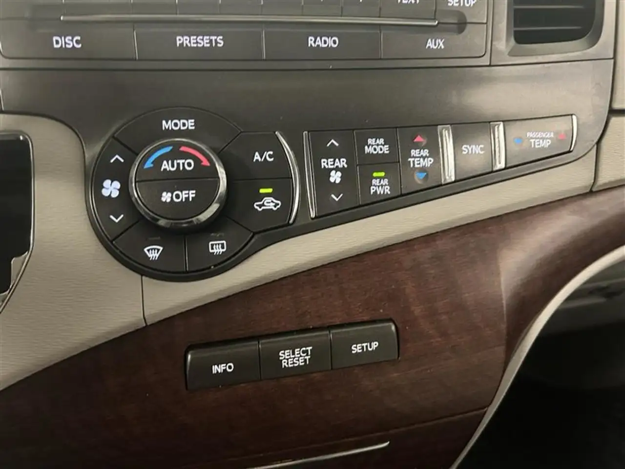 Toyota Sienna снимка Toyota Sienna