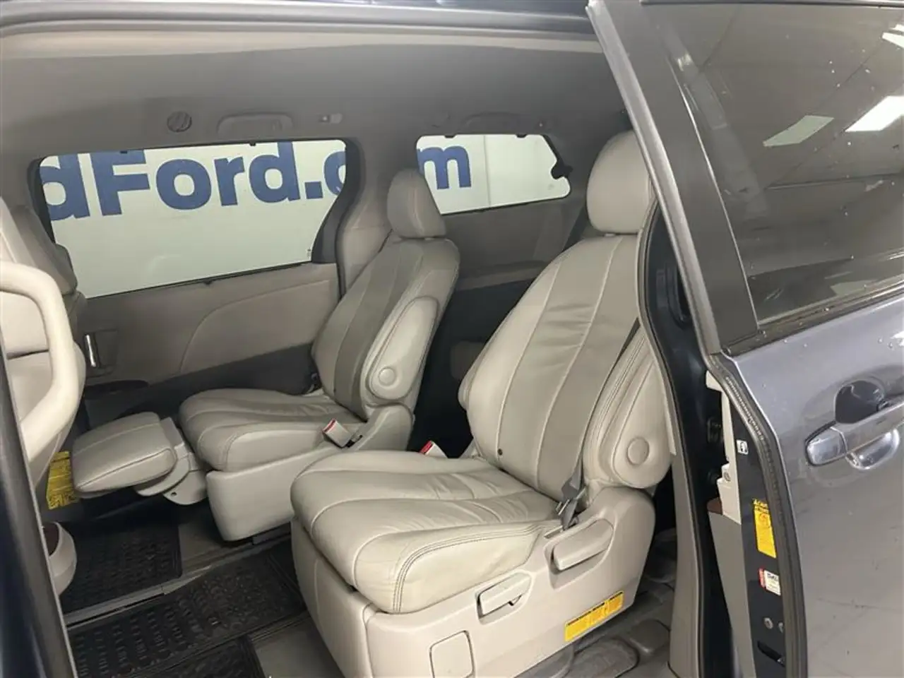 Toyota Sienna снимка Toyota Sienna