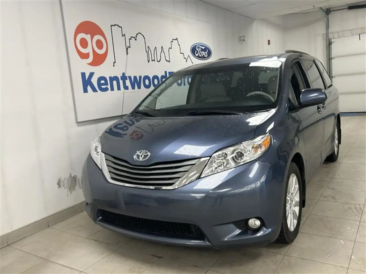Toyota Sienna снимка Toyota Sienna