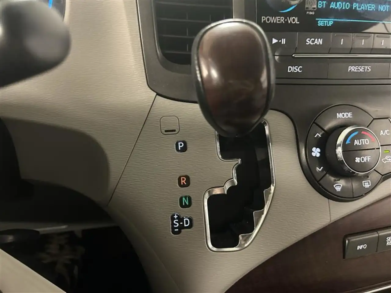 Toyota Sienna снимка Toyota Sienna
