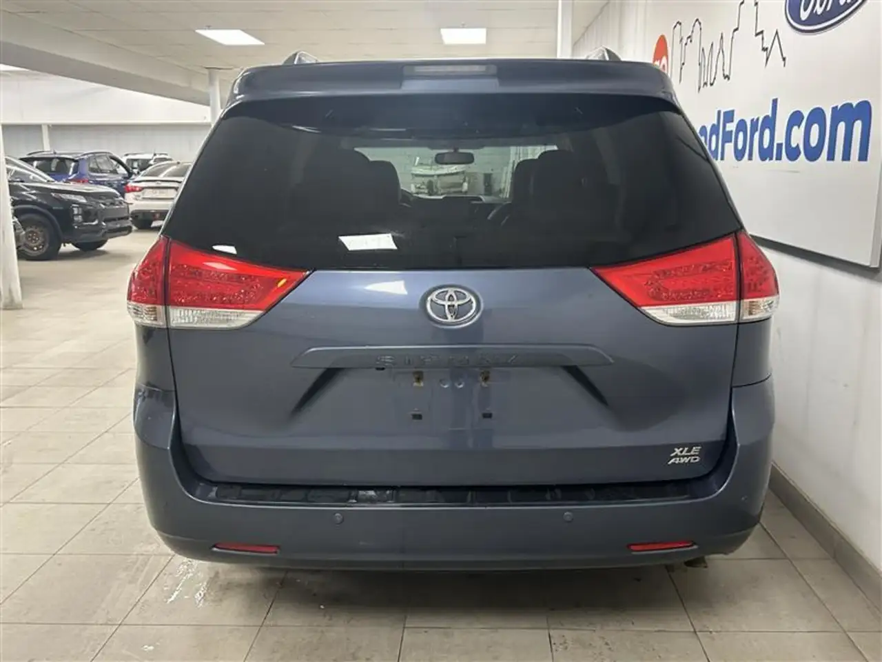 Toyota Sienna снимка Toyota Sienna