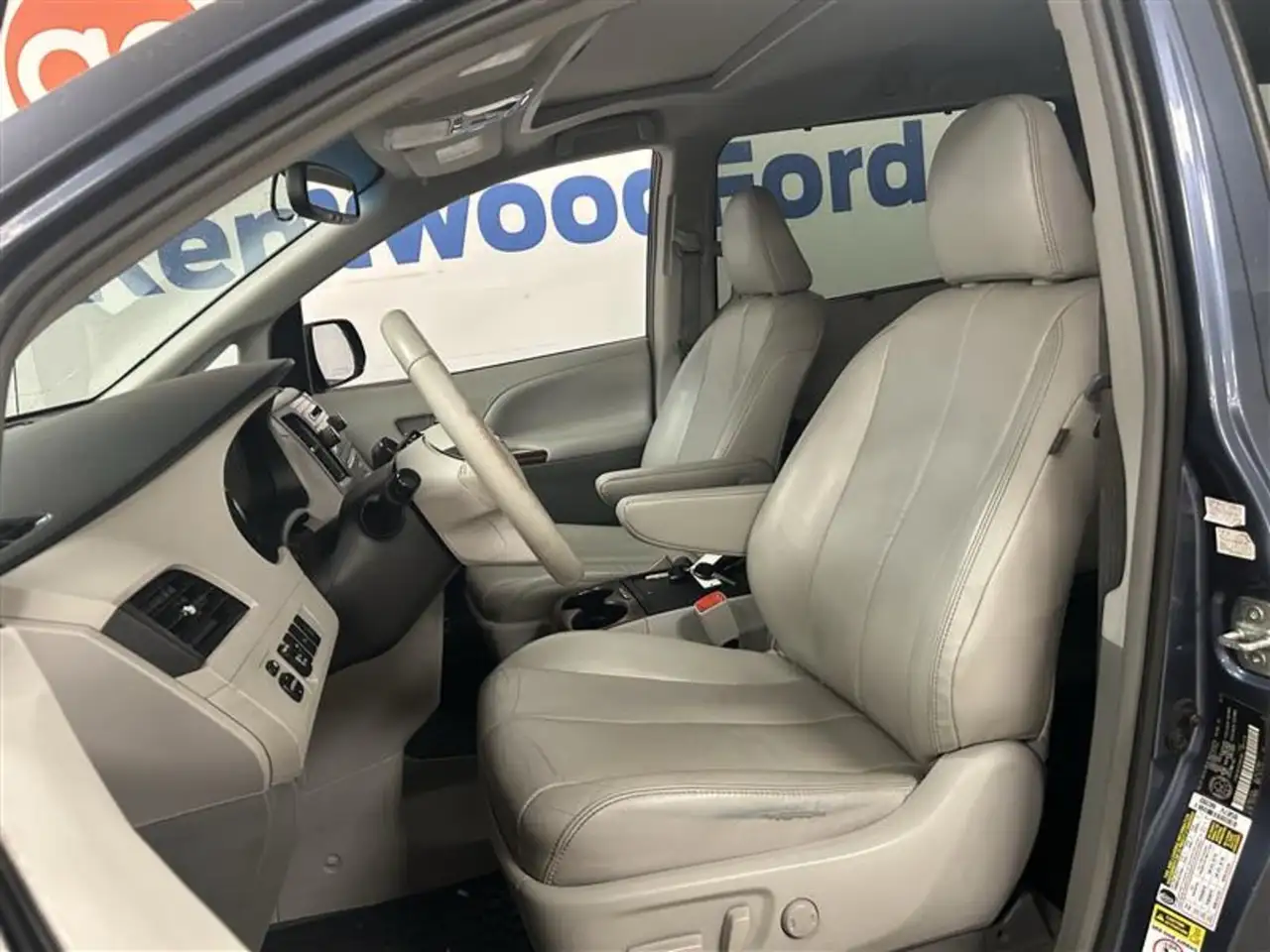 Toyota Sienna снимка Toyota Sienna