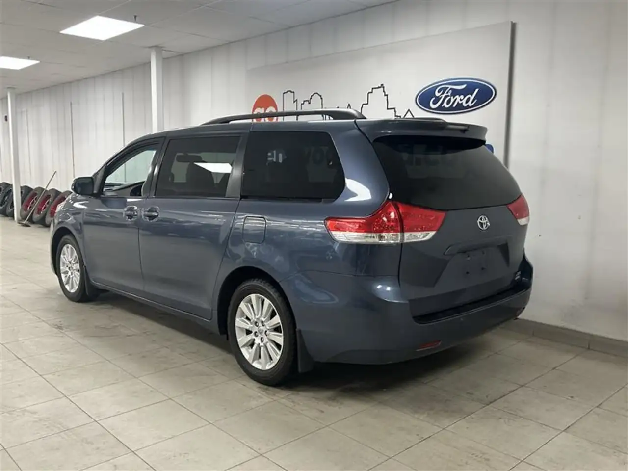 Toyota Sienna снимка Toyota Sienna