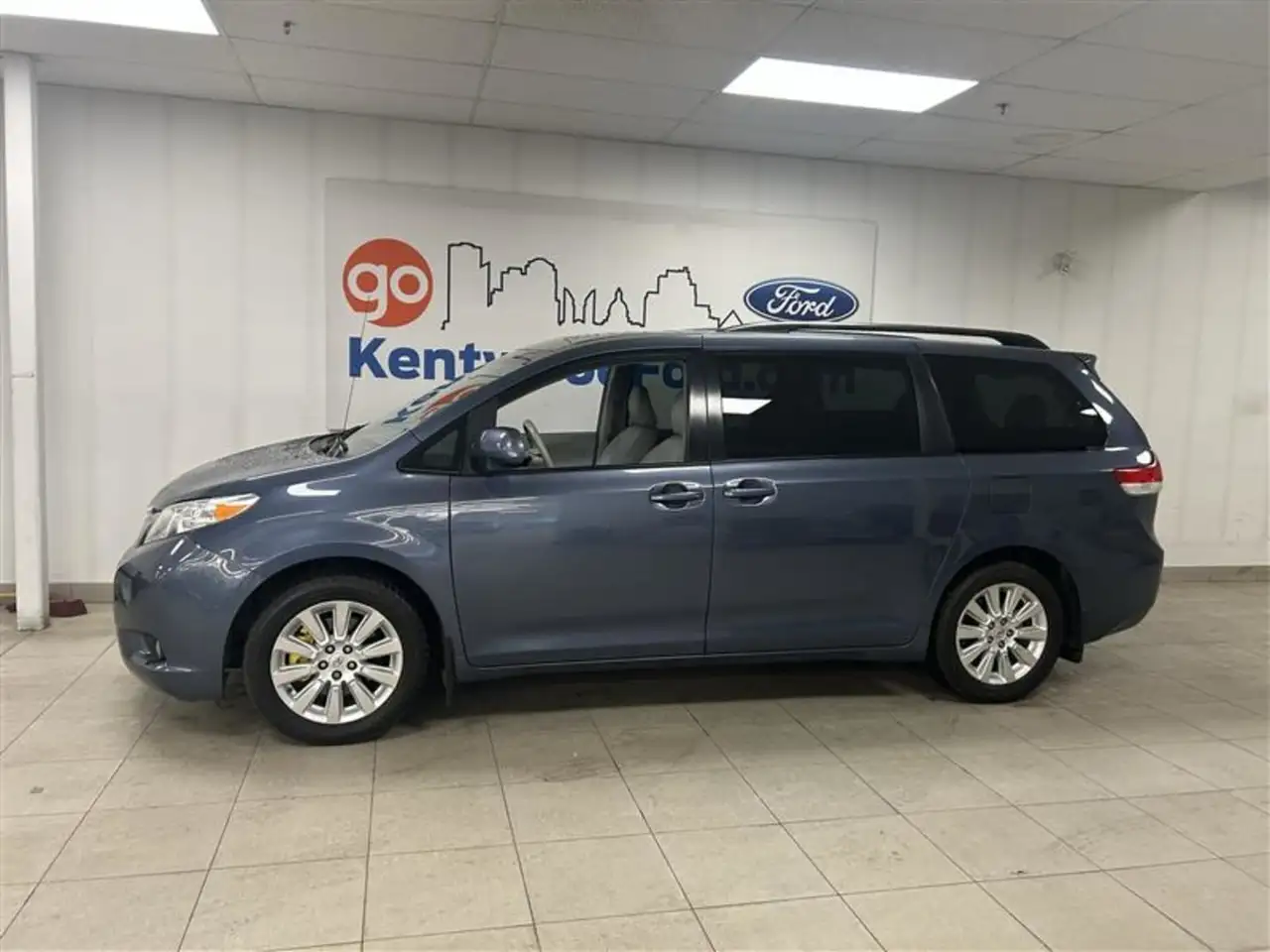Toyota Sienna снимка Toyota Sienna