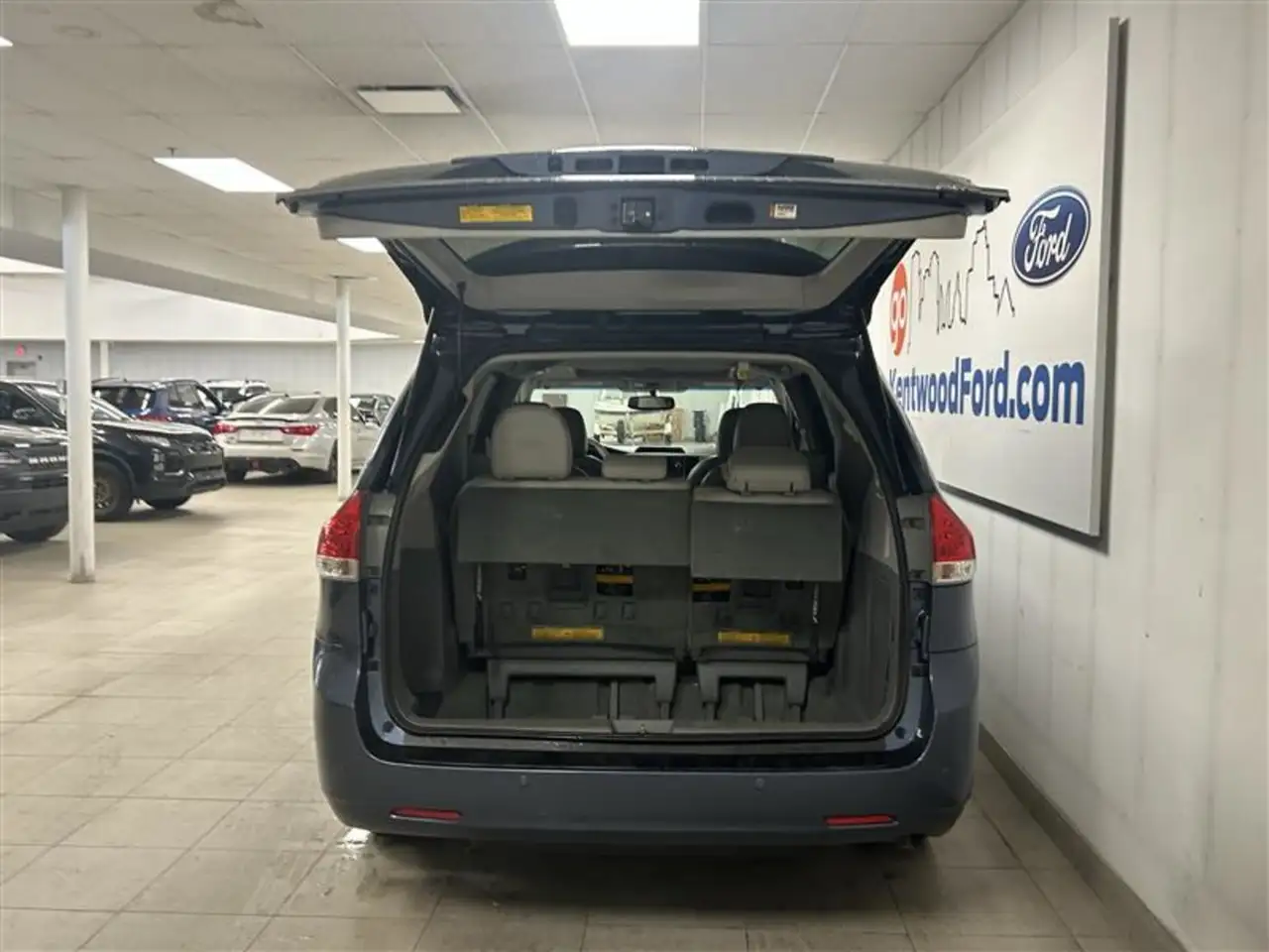 Toyota Sienna снимка Toyota Sienna