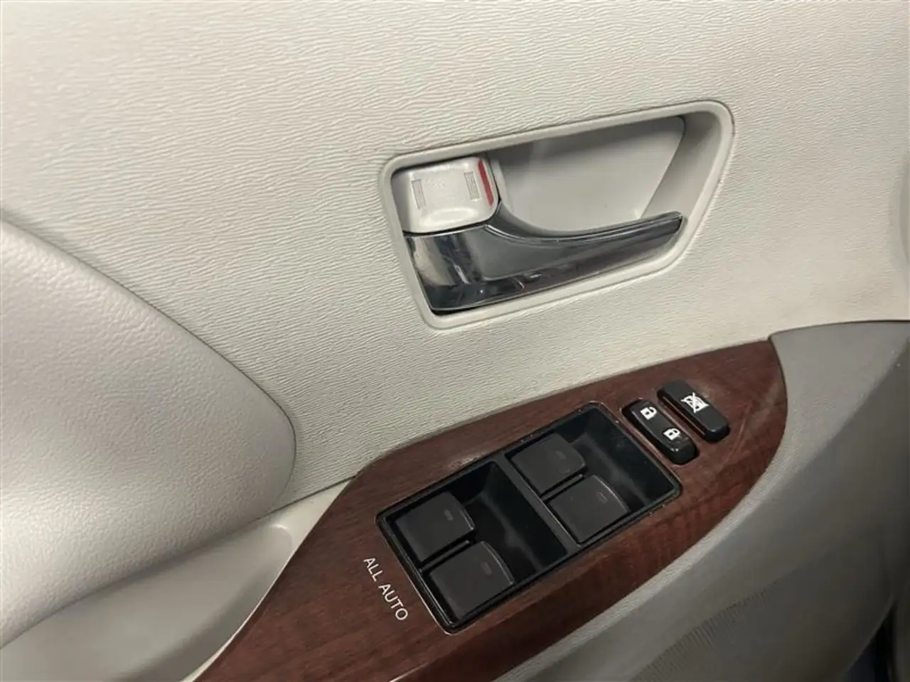 Toyota Sienna снимка Toyota Sienna