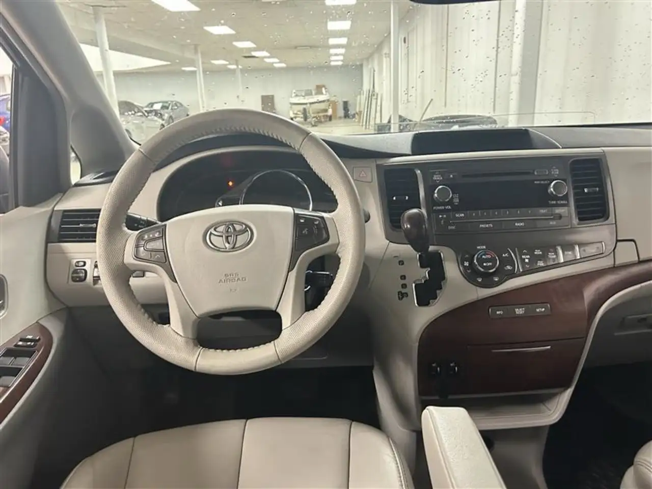 Toyota Sienna снимка Toyota Sienna