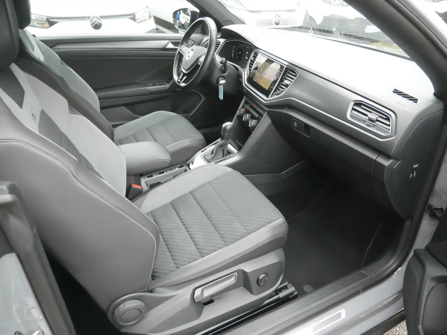 Volkswagen T-Roc Cabriolet 1.5 TSI R-Line NAVI ACC LED Grijs - 2