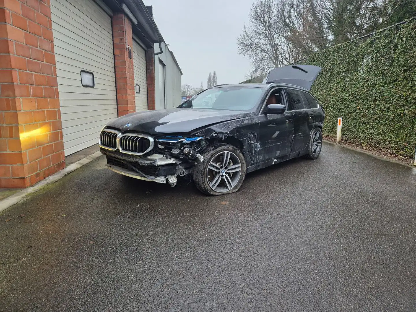 BMW 530 Touring 530eXAS M pack ACCIDENT CAR Zwart - 2