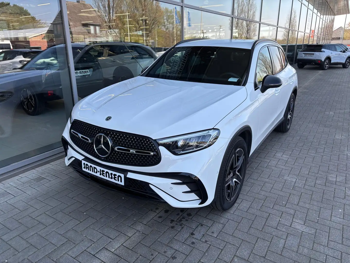 Mercedes-Benz GLC 300 d 4M AMG Line Adv Plus AHK Night Memory Weiß - 2