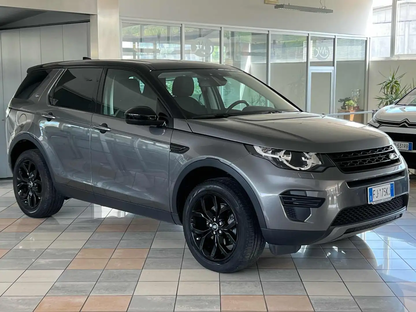 Land Rover Discovery Sport 2.0 TD4 150 CV Dark Edition Grigio - 2