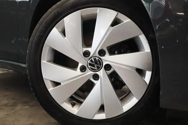 Volkswagen Golf view 4