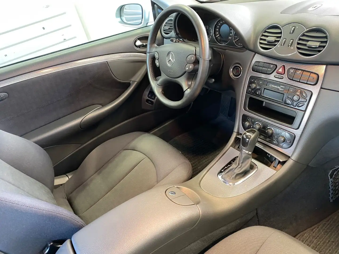 Mercedes-Benz CLK 320 lückenloses Scheckheft bei Mercedes Silver - 2