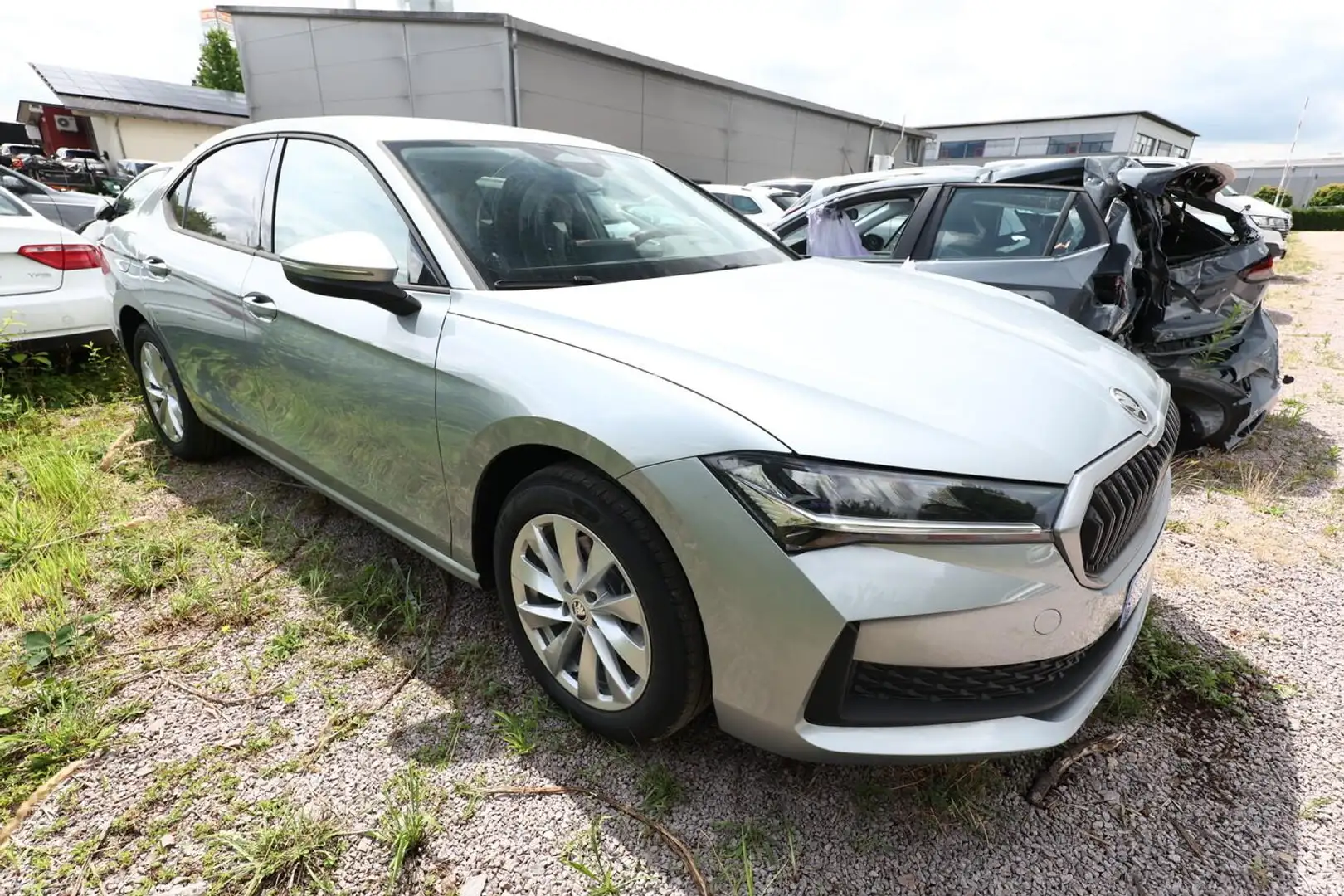 Skoda Superb eTSI 150 DSG LED Nav Kam SunS SHZ SideA 110 kW ... Stříbrná - 1