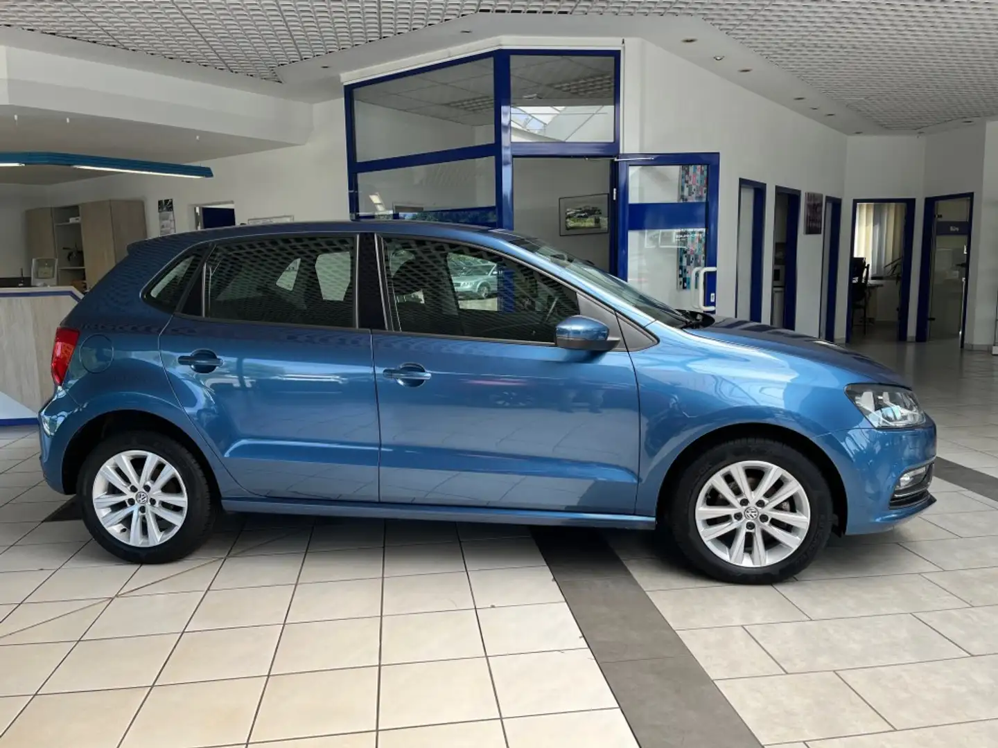Volkswagen Polo 1.2 TSI Bluemotion Comfortline, aus 1. Hand Blauw - 2