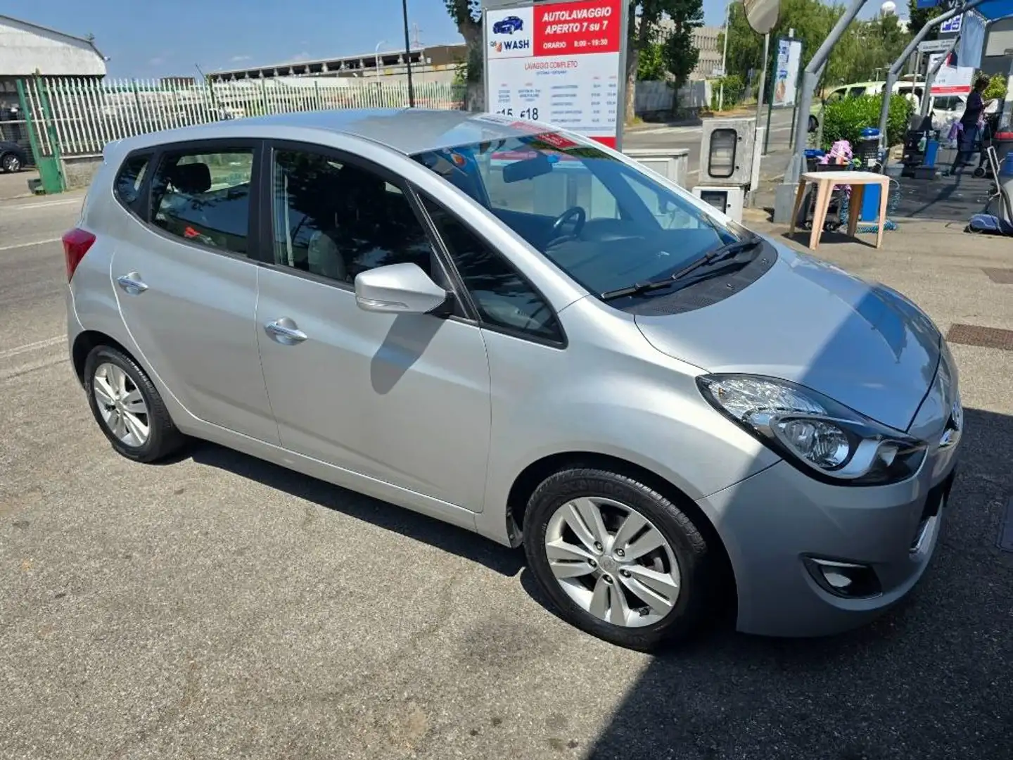Hyundai iX20 Style 1.6 Benzina Automatic 125 cv srebrna - 1