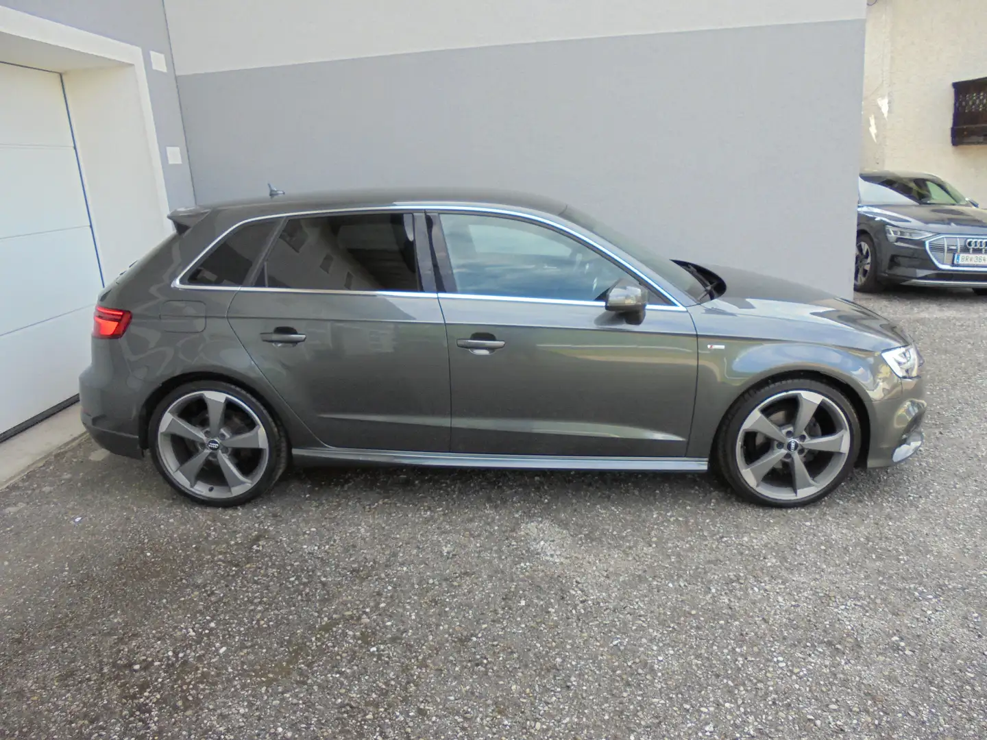 Audi A3 Sport 2x S-Line, LED, NAVI+, ROTOR 19“, AHK, SHZ Grau - 1