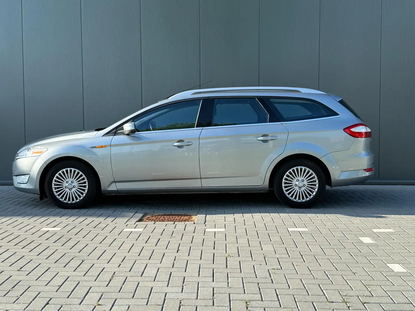 Ford Mondeo Wagon 2.0 SCTi Limited Grijs - 2