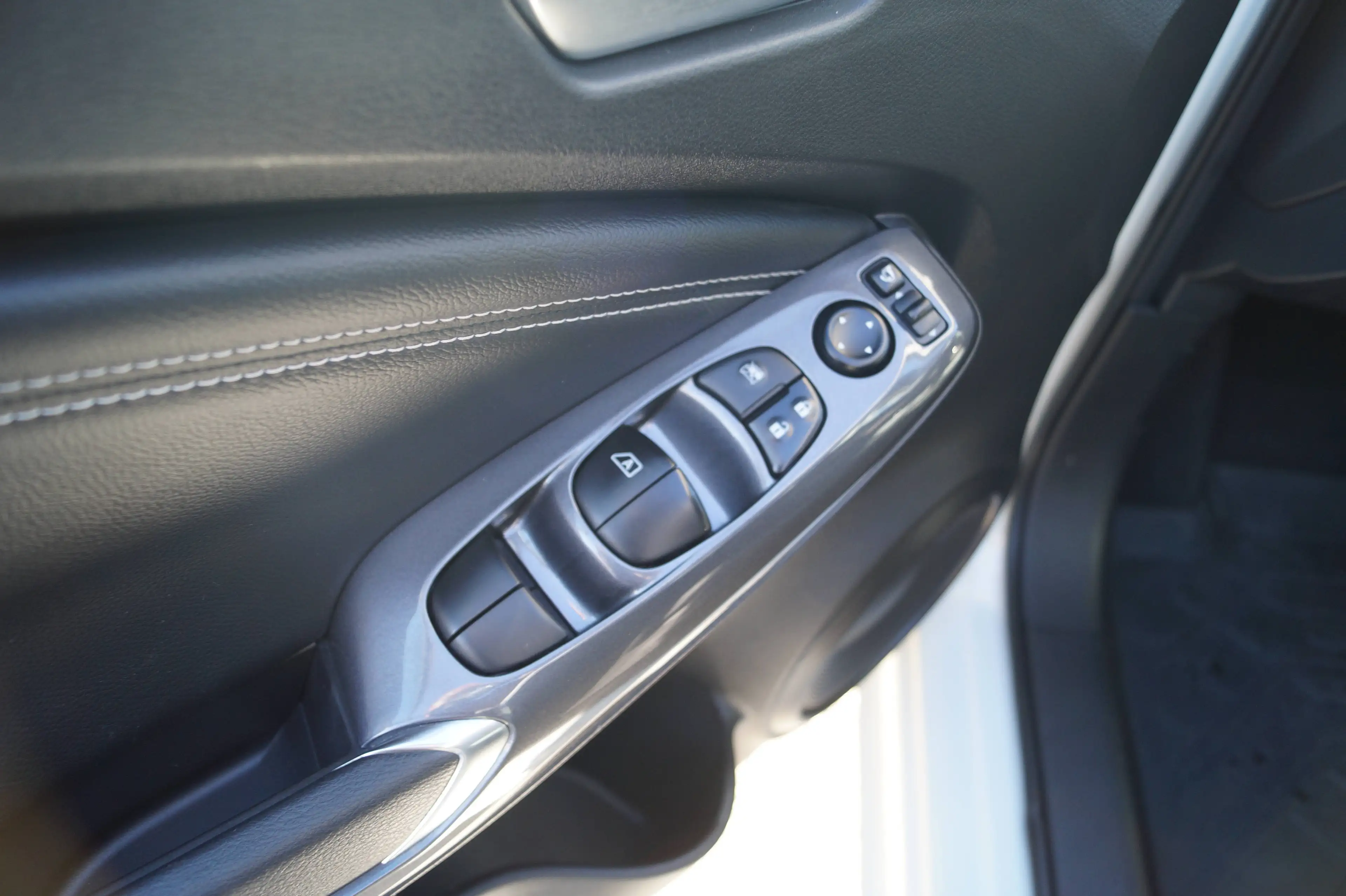 Nissan Juke N-Connecta Hybrid — photo 6