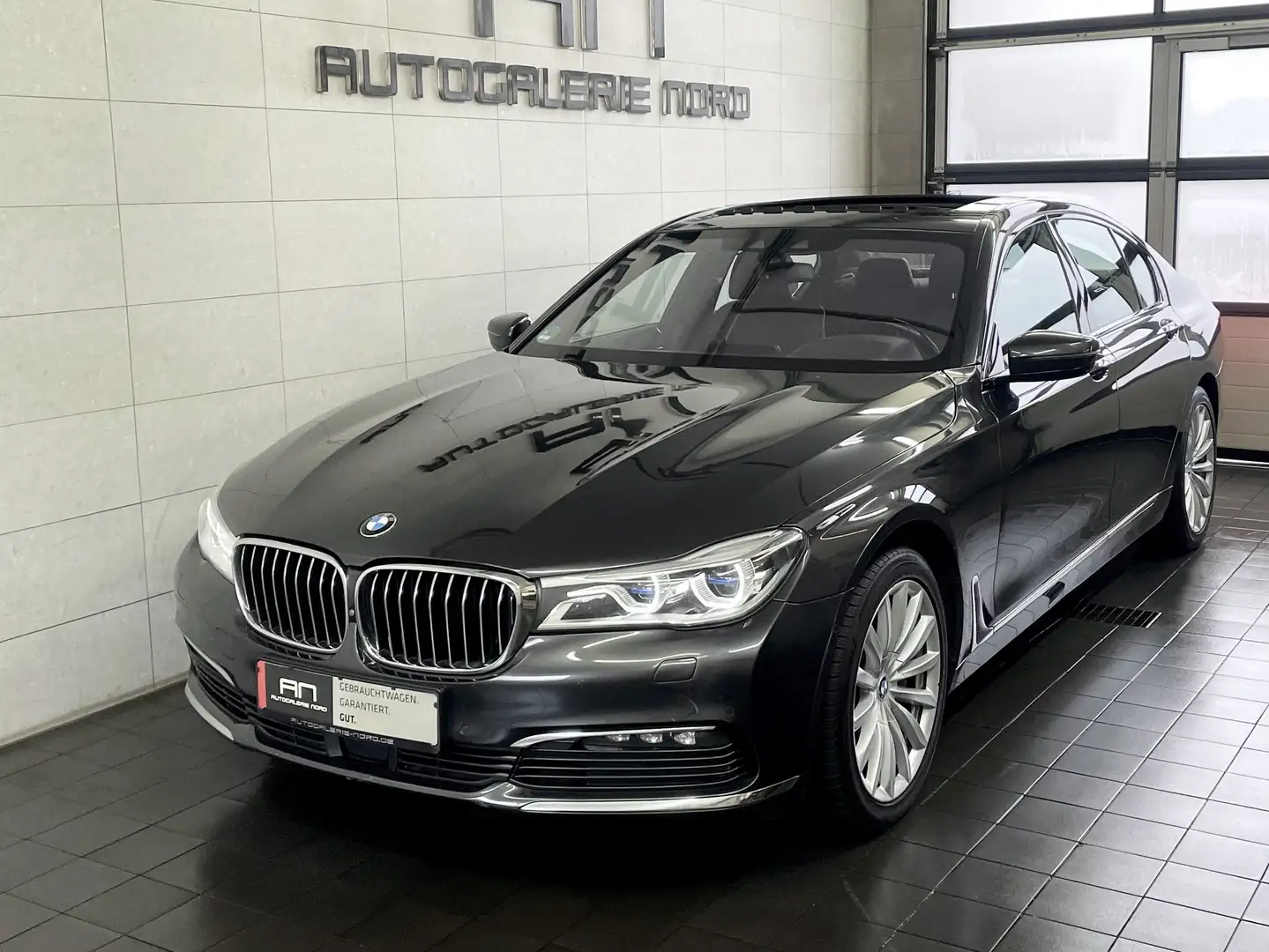 BMW 750 i xDrive +Inno+Pano+Sound Grijs - 2